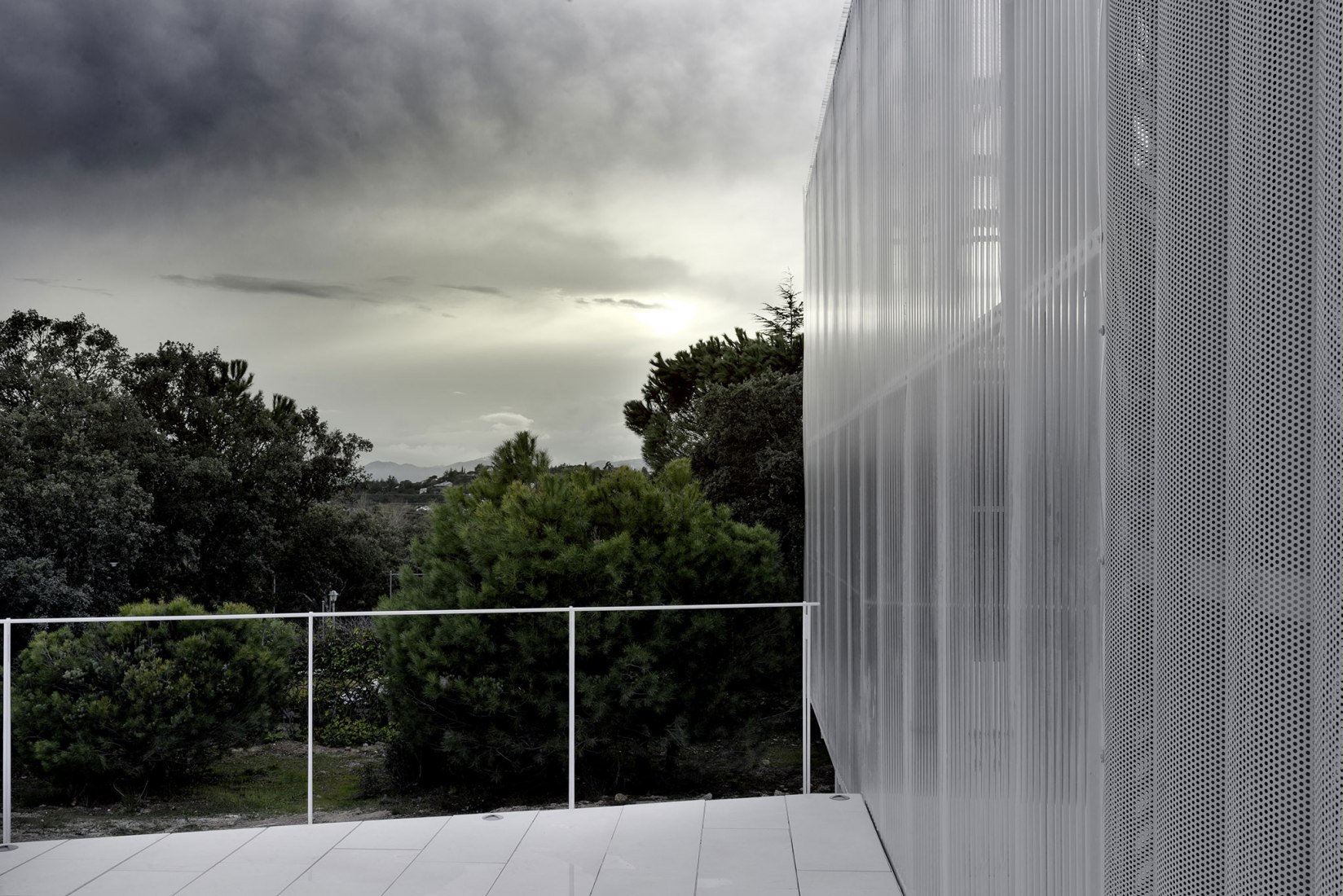 House and painting space for an artist by Idearch. Photograph by Joaquín Mosquera