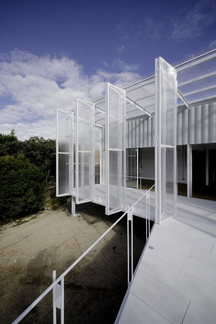 House and painting space for an artist by Idearch. Photograph by Joaquín Mosquera