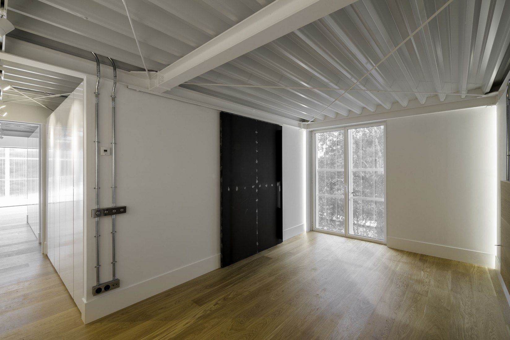 House and painting space for an artist by Idearch. Photograph by Joaquín Mosquera