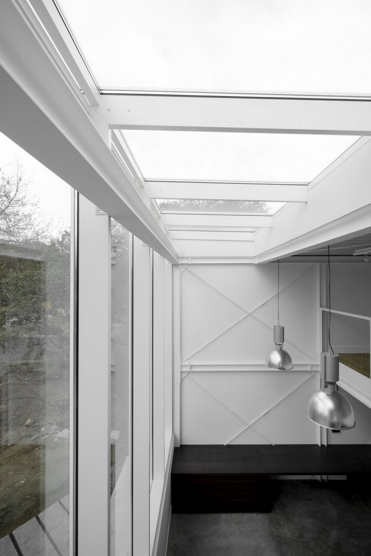 House and painting space for an artist by Idearch. Photograph by Joaquín Mosquera