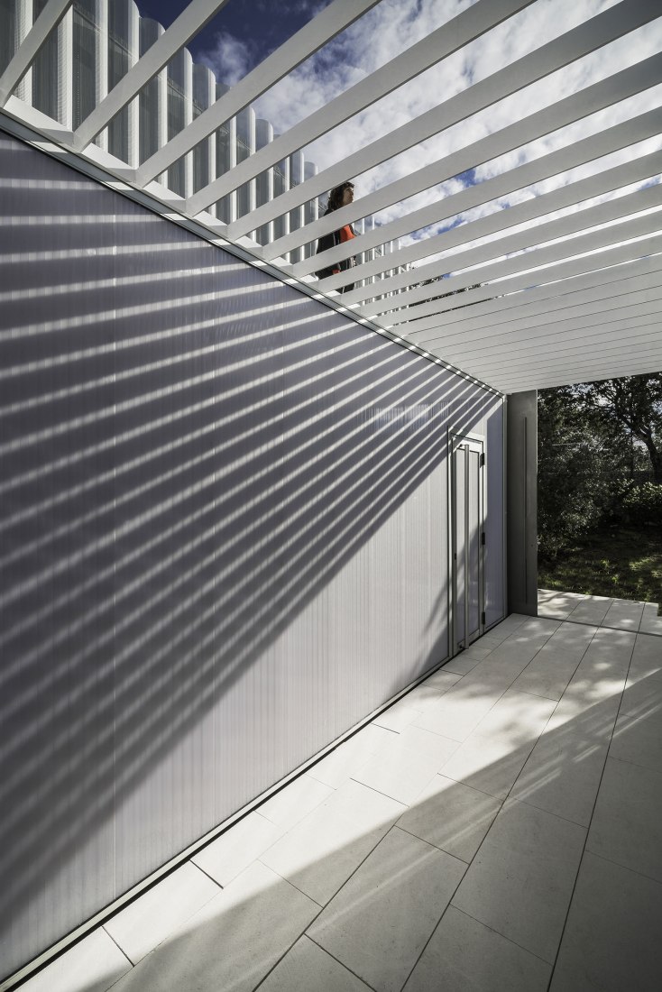 House and painting space for an artist by Idearch. Photograph by Joaquín Mosquera