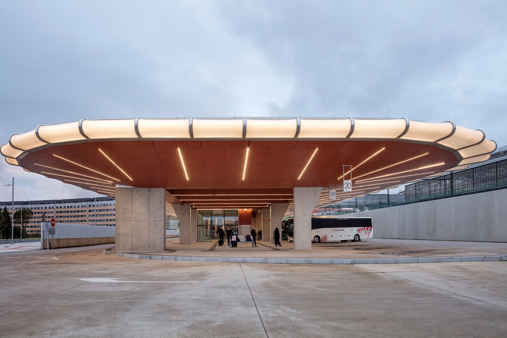 Estación de Autobuses integrada en la Estación Intermodal de Santiago de Compostela por IDOM. Fotografía por Aitor Ortiz.