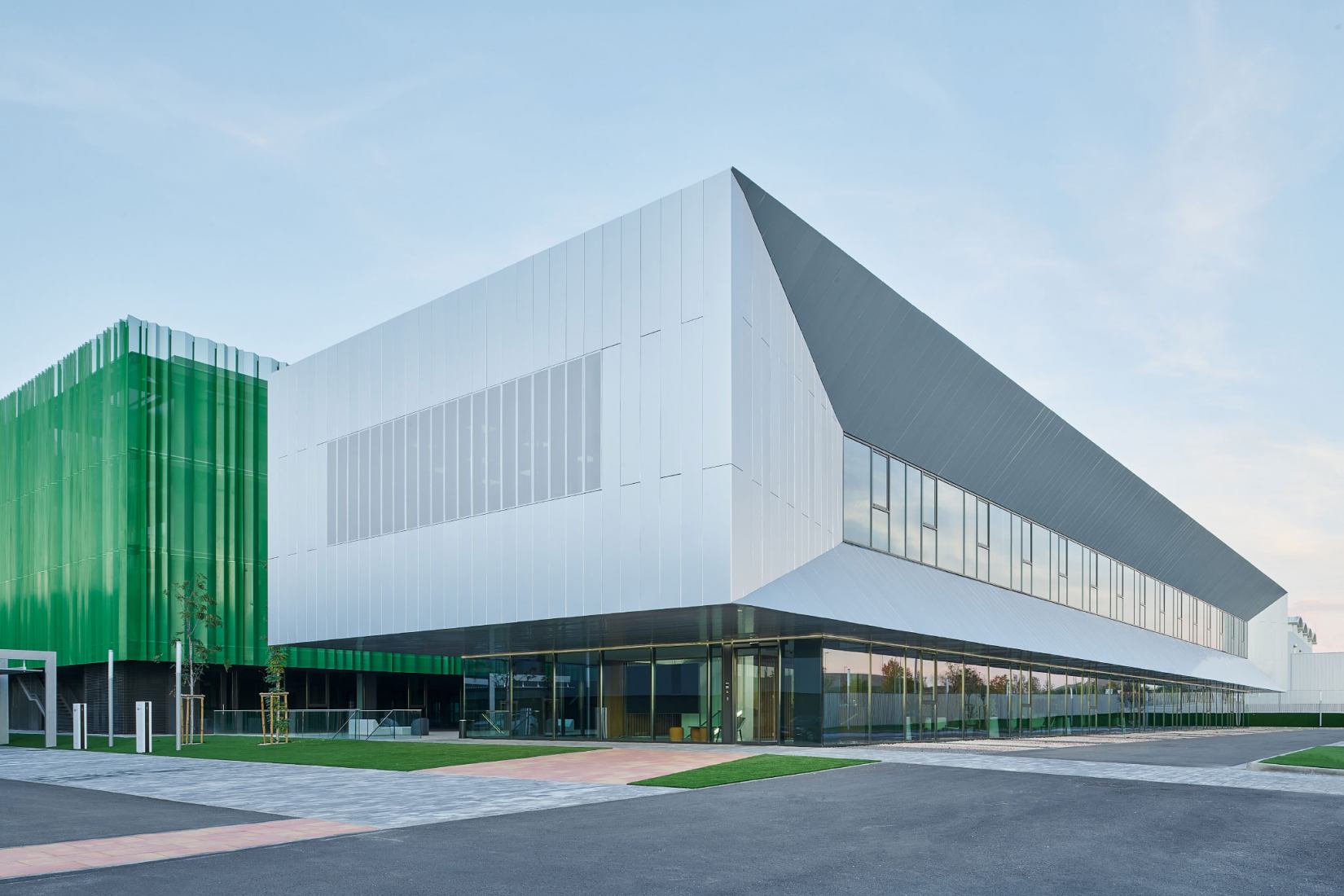 Nueva Sede de I+D y Edificio de Producción para Certest Biotec por IDOM. Fotografía por Iñaki Bergera
