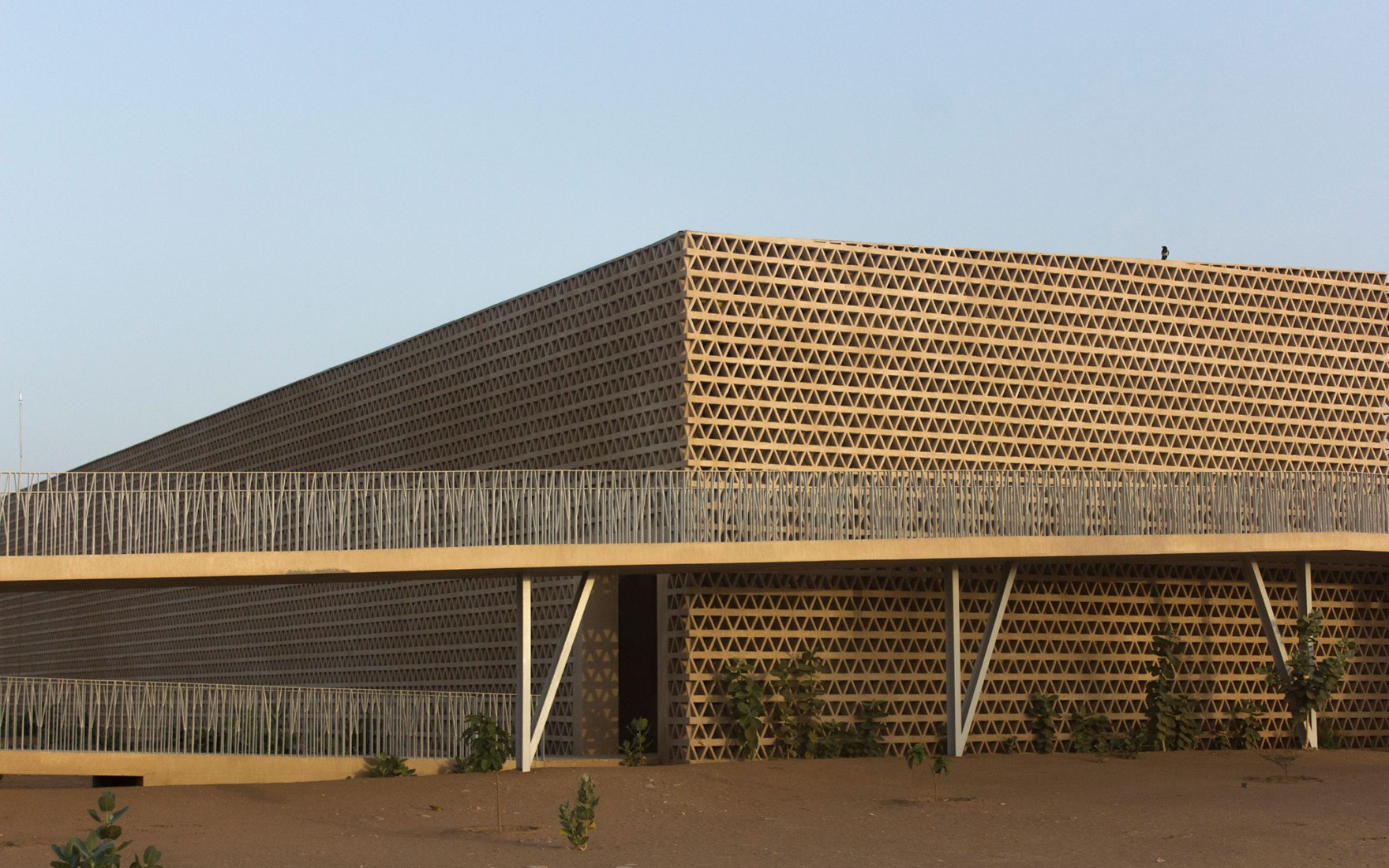 Vista este del edificio. Nuevo edificio Aulario en la universidad Alioune Diop por IDOM. Fotografía por Aga Khan Trust for Culture / Chérif Tall (photographer)