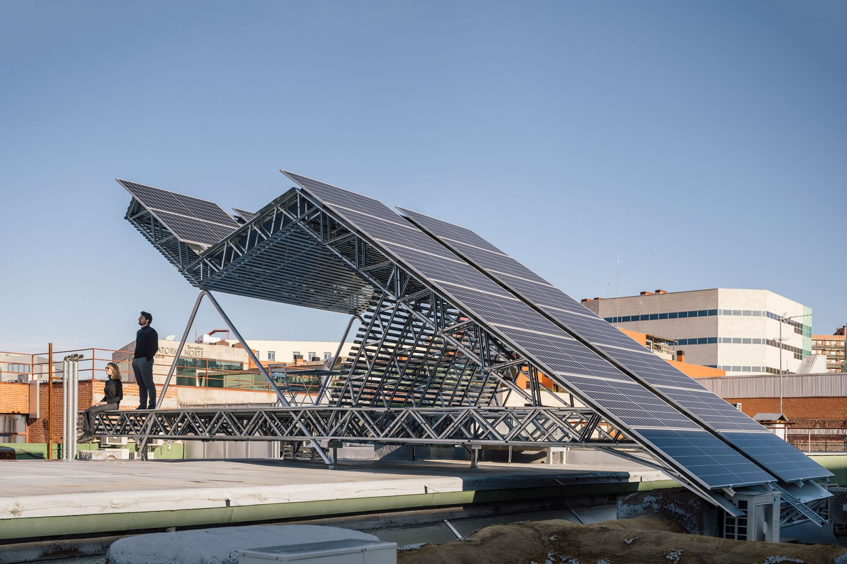 Pérgola Fotovoltaica por Ignacio Borrego Arquitectos. Fotografía por Imagen Subliminal