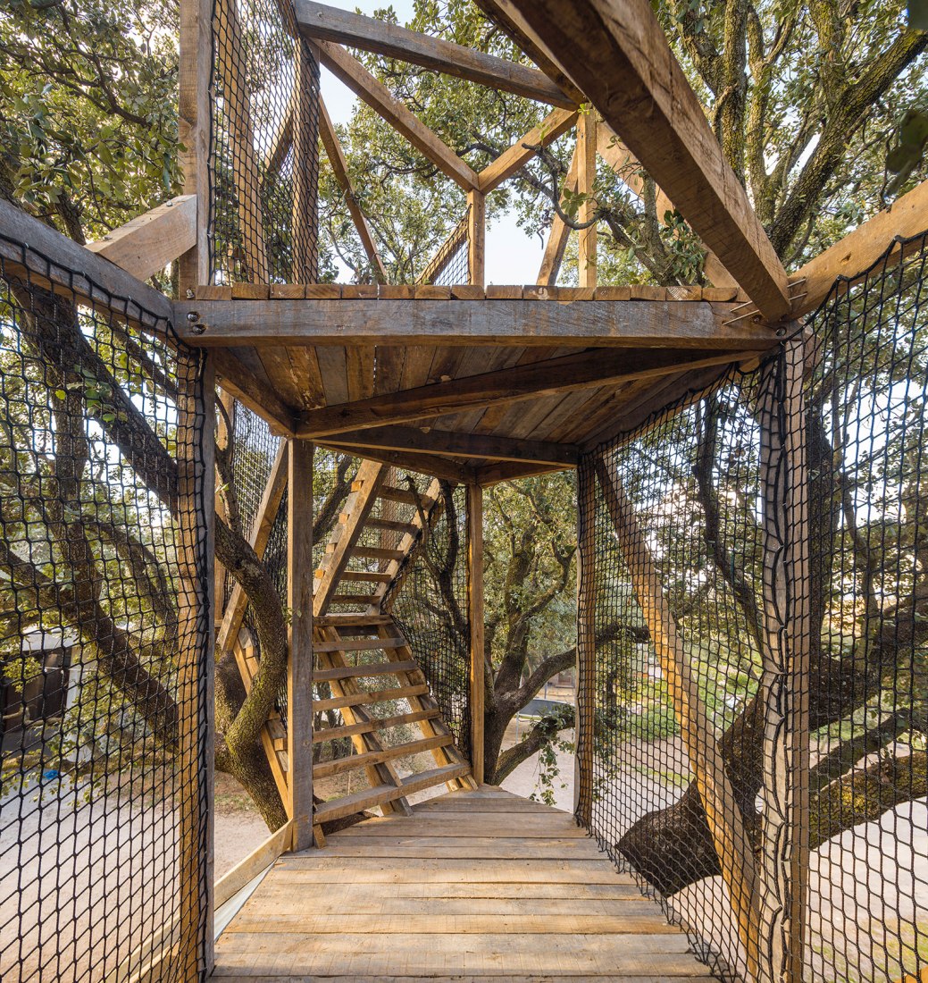 Tree house in an oak by Ignacio Borrego. Photograph by Imagen Subliminal.
