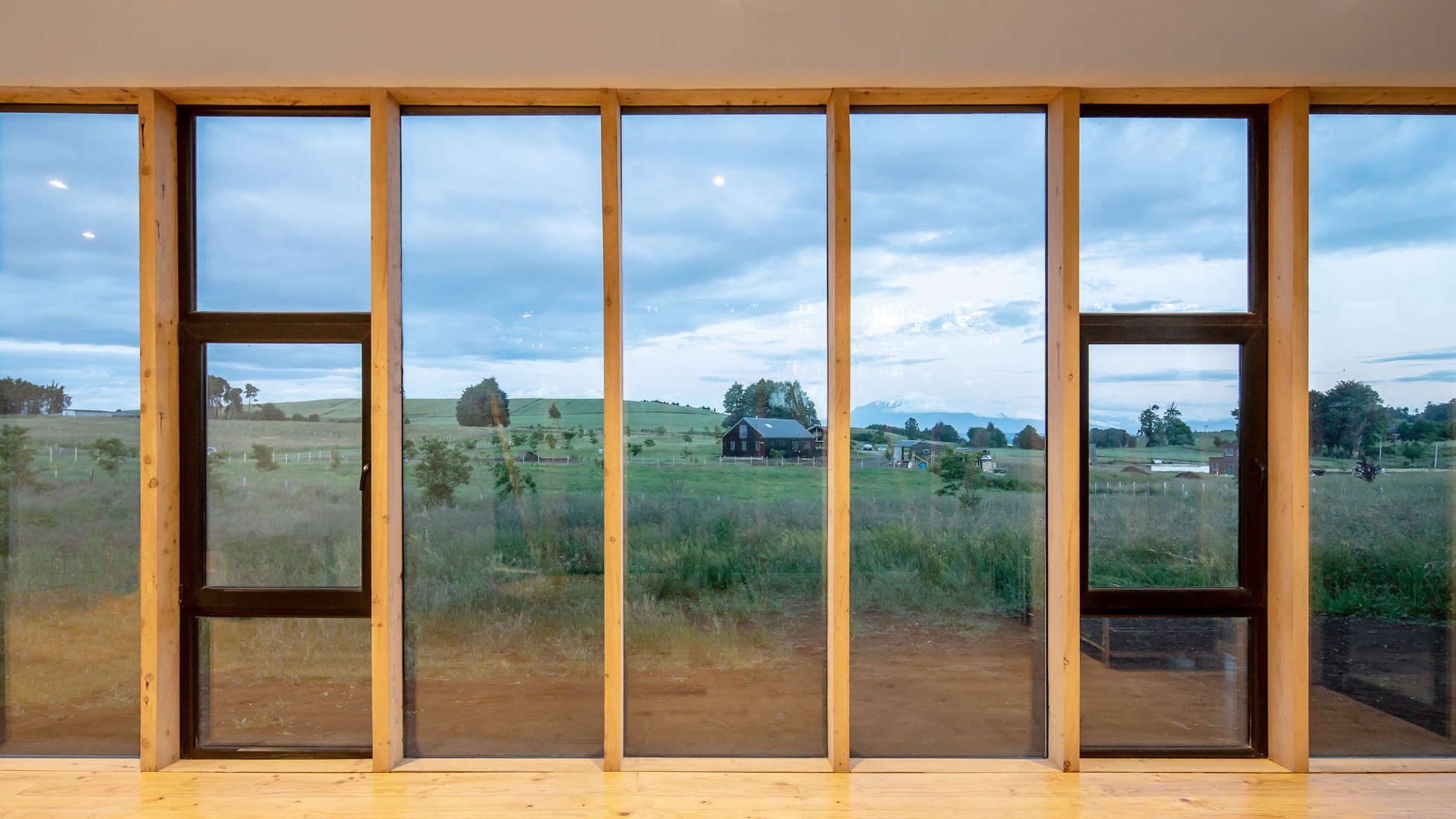 Casa Maitenes por Ignacio Correa. Fotografía por Aryeh Kornfled