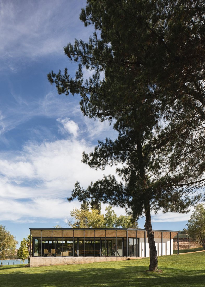 Lake pavilion by Ignacio Correa. Photograph by Pablo Casals Aguirre.
