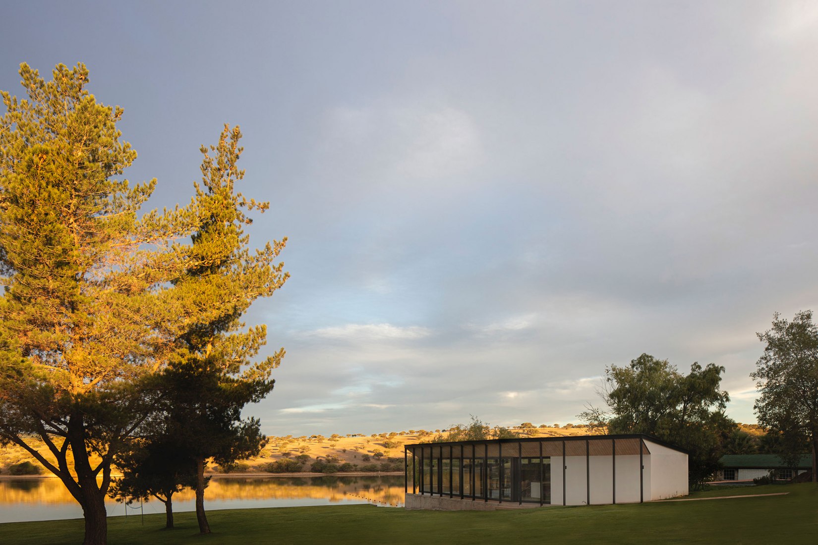 Lake pavilion by Ignacio Correa. Photograph by Pablo Casals Aguirre.