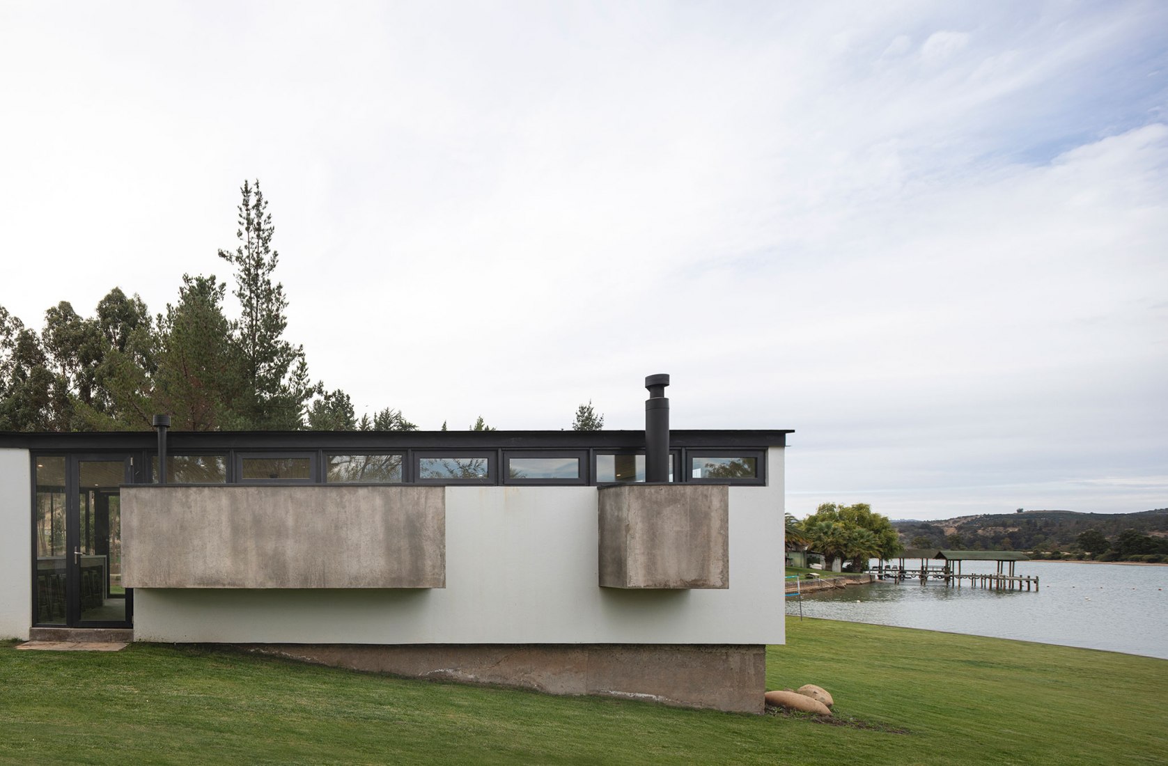 Lake pavilion by Ignacio Correa. Photograph by Pablo Casals Aguirre.