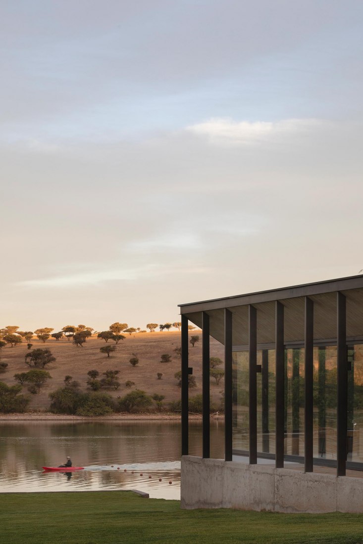 Lake pavilion by Ignacio Correa. Photograph by Pablo Casals Aguirre.