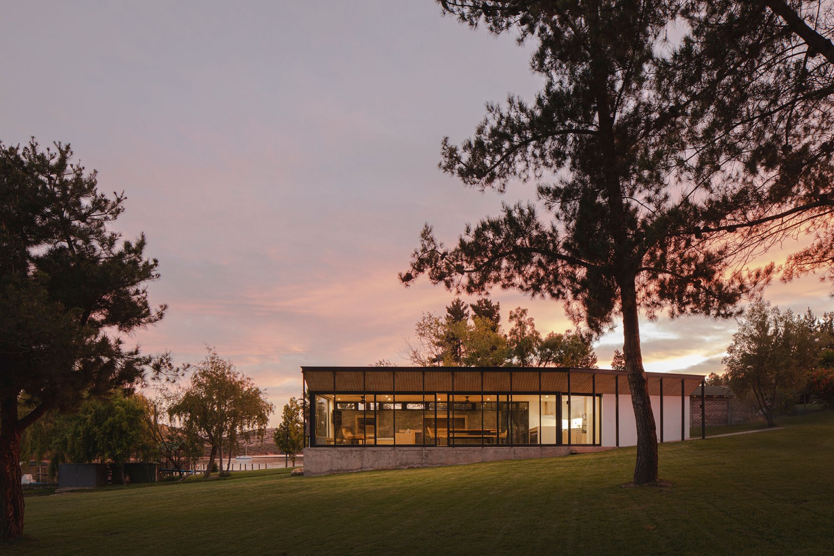 Lake pavilion by Ignacio Correa. Photograph by Pablo Casals Aguirre.