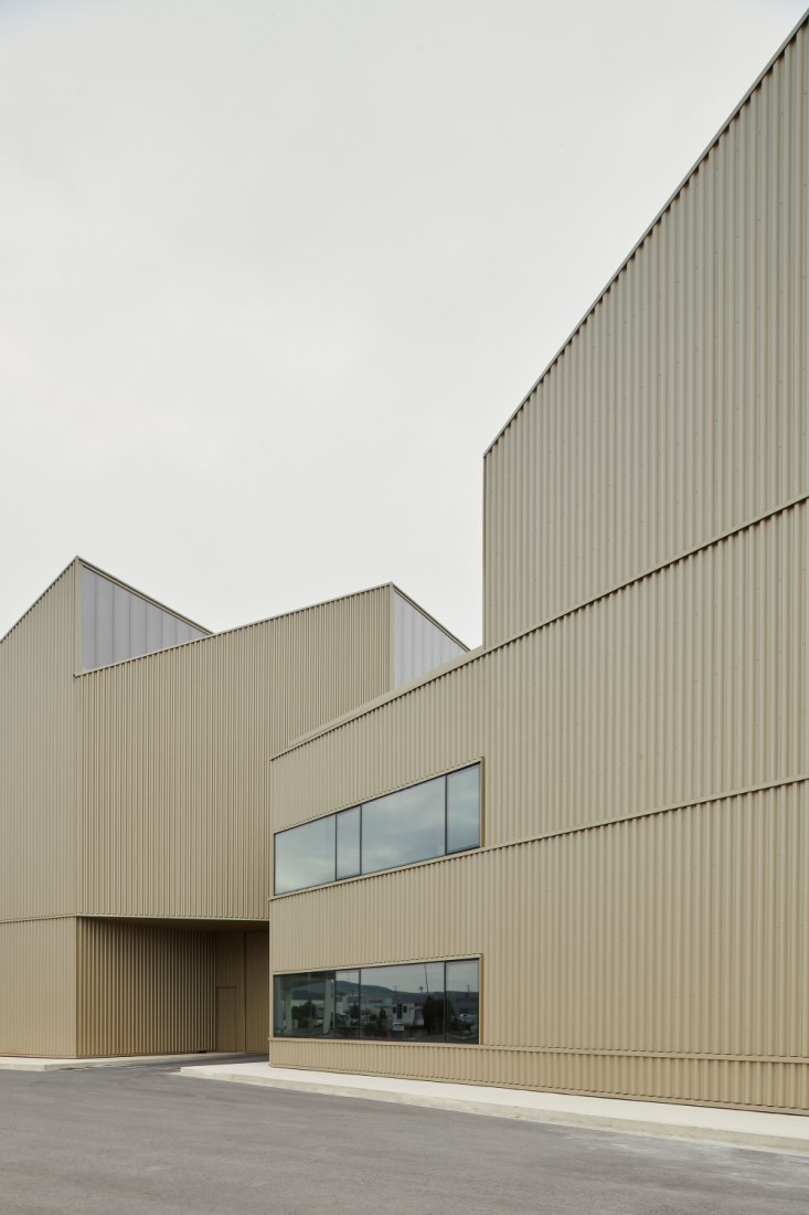 Warehouse and offices for Atecna by Íñigo Beguiristáin and GVG Estudio. Photograph by Iñaki Bergera. 