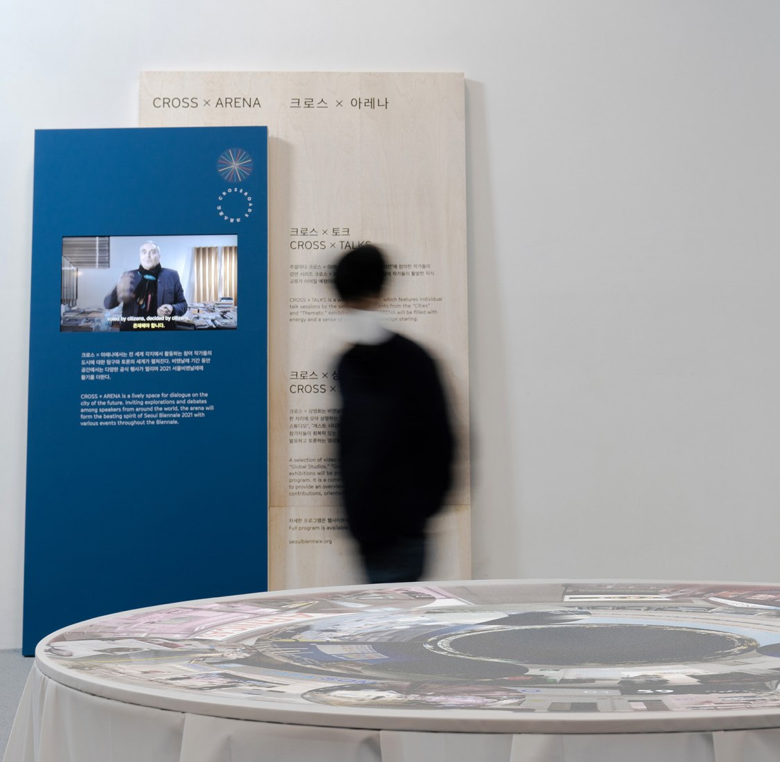 Imagen de sala de la exposición. «MercaMadrid sigue alimentando a 12 millones» por Sharoni Urrutia + ImagenSubliminal
