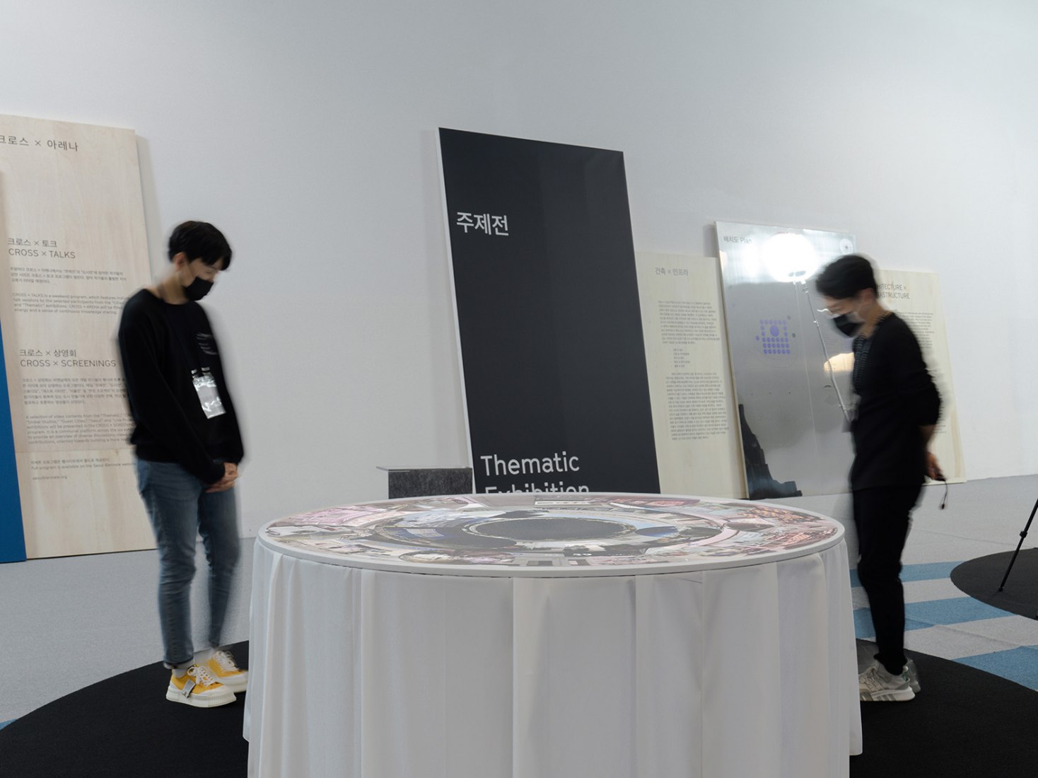 Imagen de sala de la exposición. «MercaMadrid sigue alimentando a 12 millones» por Sharoni Urrutia + ImagenSubliminal