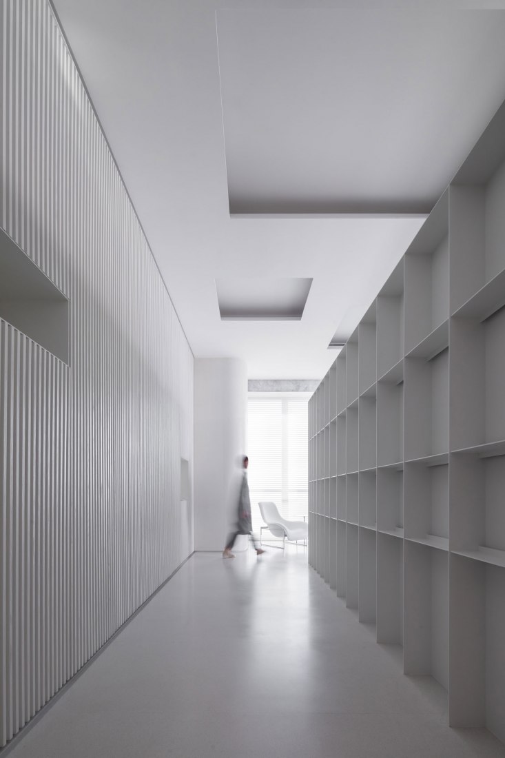 In Between por DESIGN APARTMENT. Fotografía por Zhong Weizhi.
