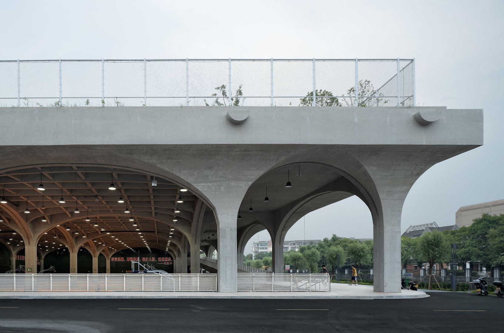 Campo deportivo cubierto de la Universidad de Shaoxing por la UAD. Fotografía por Zhao Qiang.
