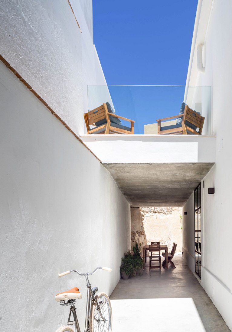 Housing in a Bodega de Jerez by Iniesta Nowell Arquitectos. Photograph by Rafael Iniesta Nowell.