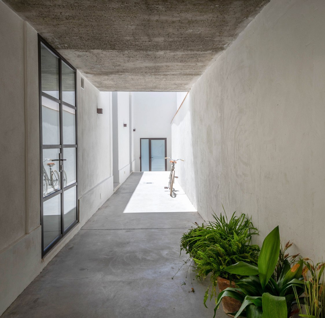 Housing in a Bodega de Jerez by Iniesta Nowell Arquitectos. Photograph by Rafael Iniesta Nowell.