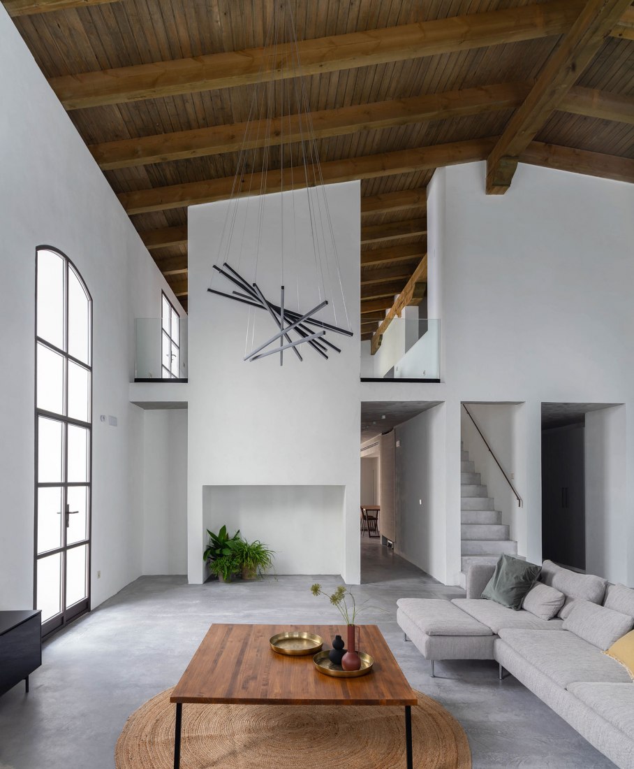 Housing in a Bodega de Jerez by Iniesta Nowell Arquitectos. Photograph by Rafael Iniesta Nowell.
