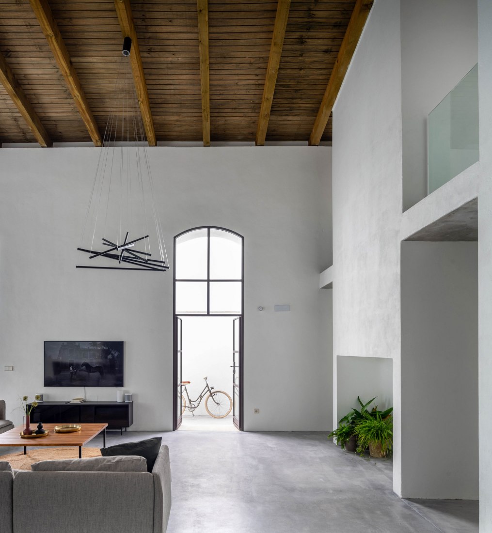 Housing in a Bodega de Jerez by Iniesta Nowell Arquitectos. Photograph by Rafael Iniesta Nowell.