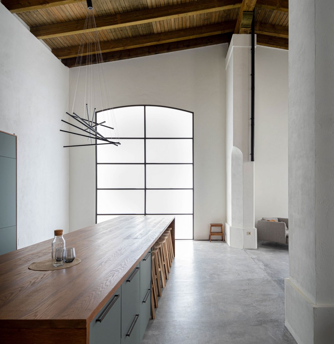 Housing in a Bodega de Jerez by Iniesta Nowell Arquitectos. Photograph by Rafael Iniesta Nowell.