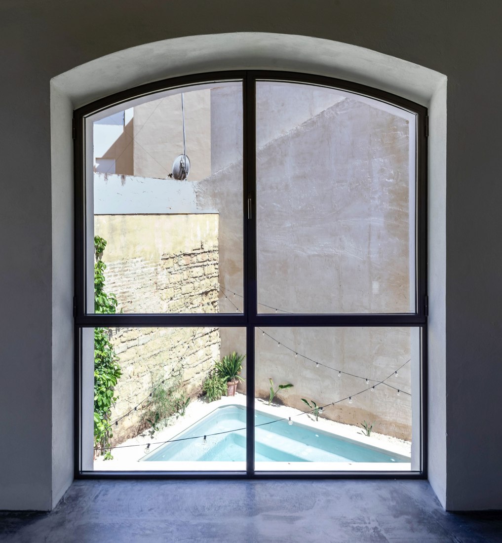 Housing in a Bodega de Jerez by Iniesta Nowell Arquitectos. Photograph by Rafael Iniesta Nowell.