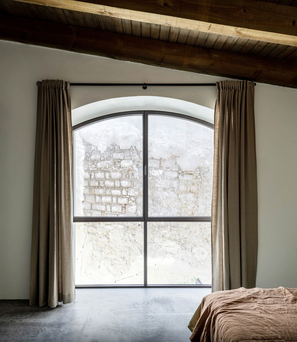 Housing in a Bodega de Jerez by Iniesta Nowell Arquitectos. Photograph by Rafael Iniesta Nowell.