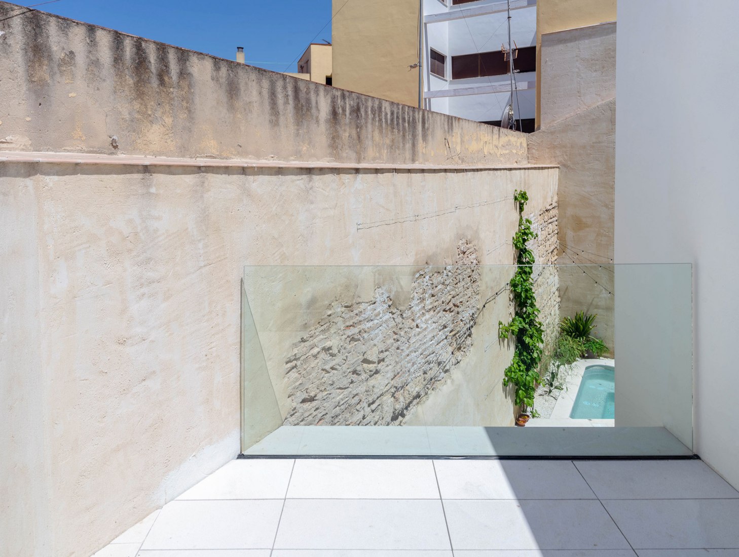 Housing in a Bodega de Jerez by Iniesta Nowell Arquitectos. Photograph by Rafael Iniesta Nowell.