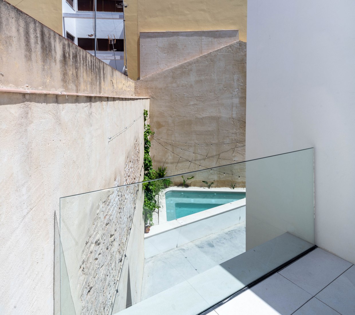 Housing in a Bodega de Jerez by Iniesta Nowell Arquitectos. Photograph by Rafael Iniesta Nowell.