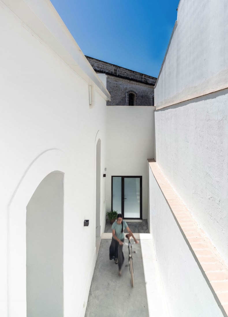 Housing in a Bodega de Jerez by Iniesta Nowell Arquitectos. Photograph by Rafael Iniesta Nowell.