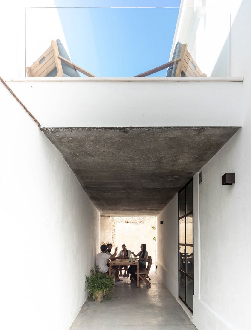 Housing in a Bodega de Jerez by Iniesta Nowell Arquitectos. Photograph by Rafael Iniesta Nowell.