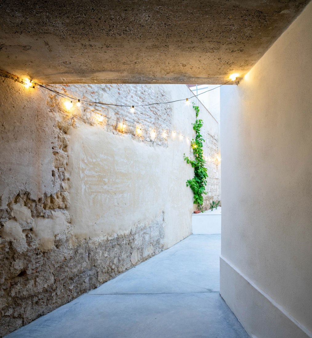 Housing in a Bodega de Jerez by Iniesta Nowell Arquitectos. Photograph by Rafael Iniesta Nowell.