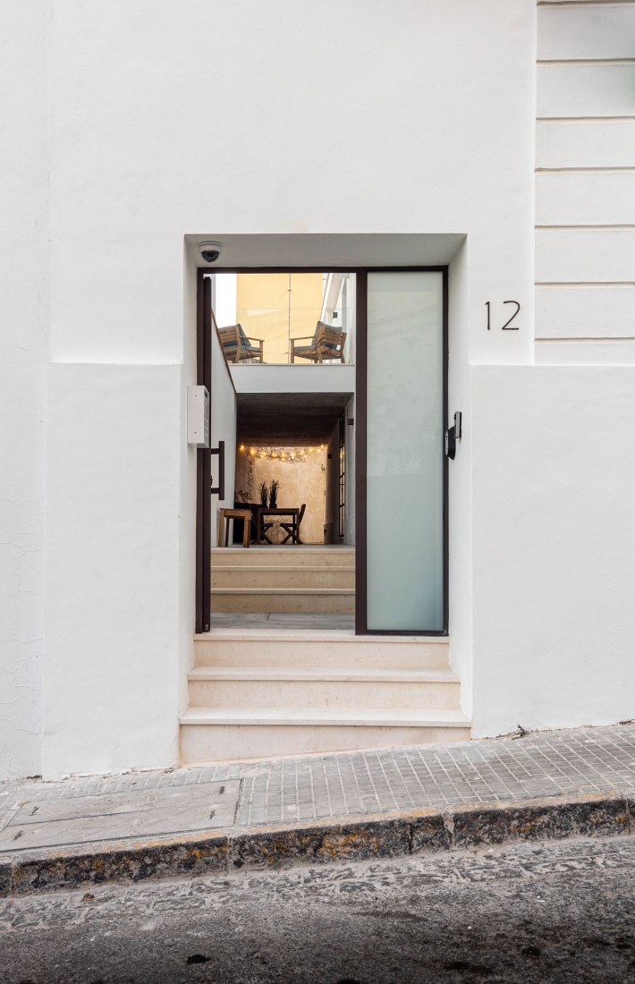 Housing in a Bodega de Jerez by Iniesta Nowell Arquitectos. Photograph by Rafael Iniesta Nowell.