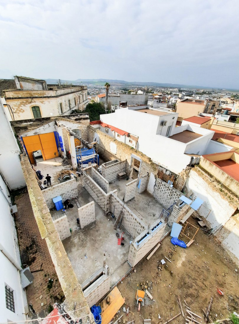 Housing in a Bodega de Jerez by Iniesta Nowell Arquitectos. Photograph by Rafael Iniesta Nowell.