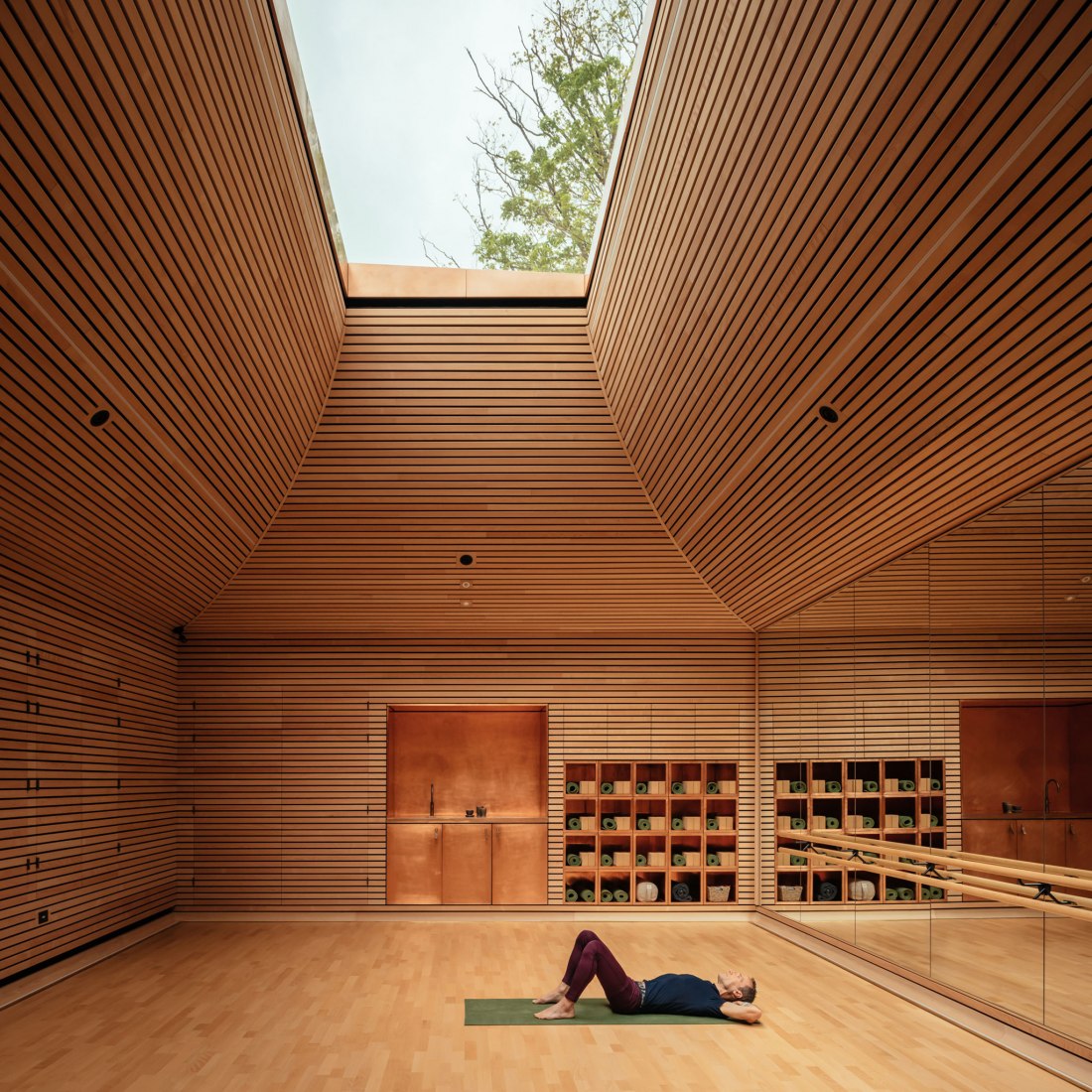 Estudio de Yoga por Invisible Studio. Fotografía por Jim Stephenson.