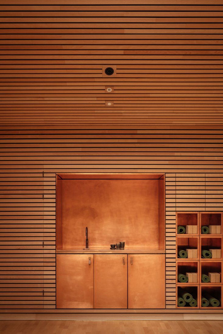 Estudio de Yoga por Invisible Studio. Fotografía por Jim Stephenson.