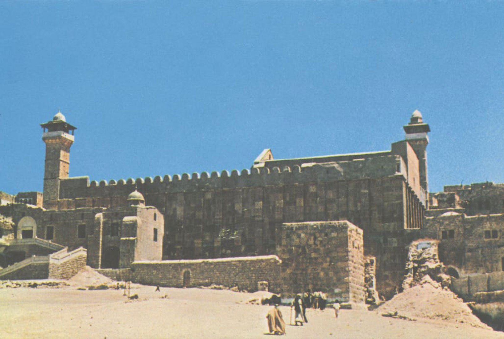Hebrón, Jordania: Mezquita de los Patriarcas. Postal, década de 1960 Shepherd's Field store, Box 3, Bethlehem Jordania. Impreso en EE.UU. In Statu Quo: Architecture of Negotiation. Pabellón de Israel en la Biennale di Venezia 2018. Imagen cortesía de IAA Israel Architecture Archive