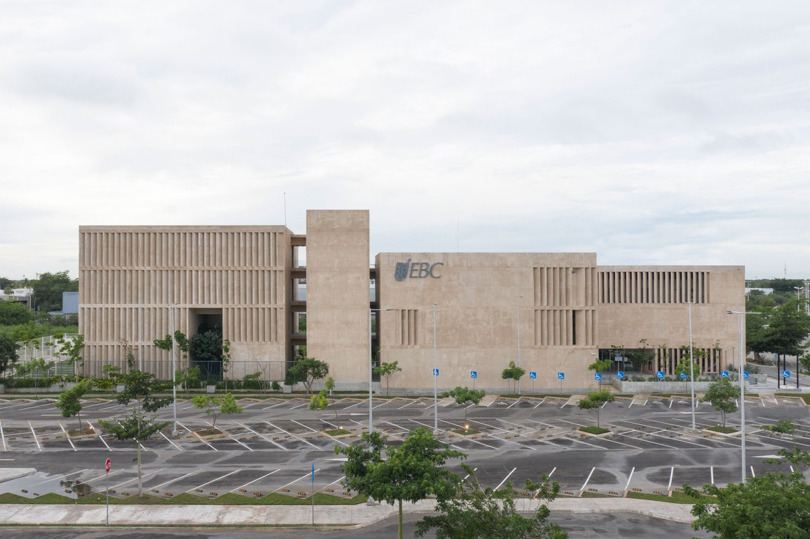 Escuela Bancaria y Comercial, EBC Campus Mérida por IUA Ignacio Urquiza Arquitectos. Fotografía por Estudio Urquiza (Ignacio Urquiza).