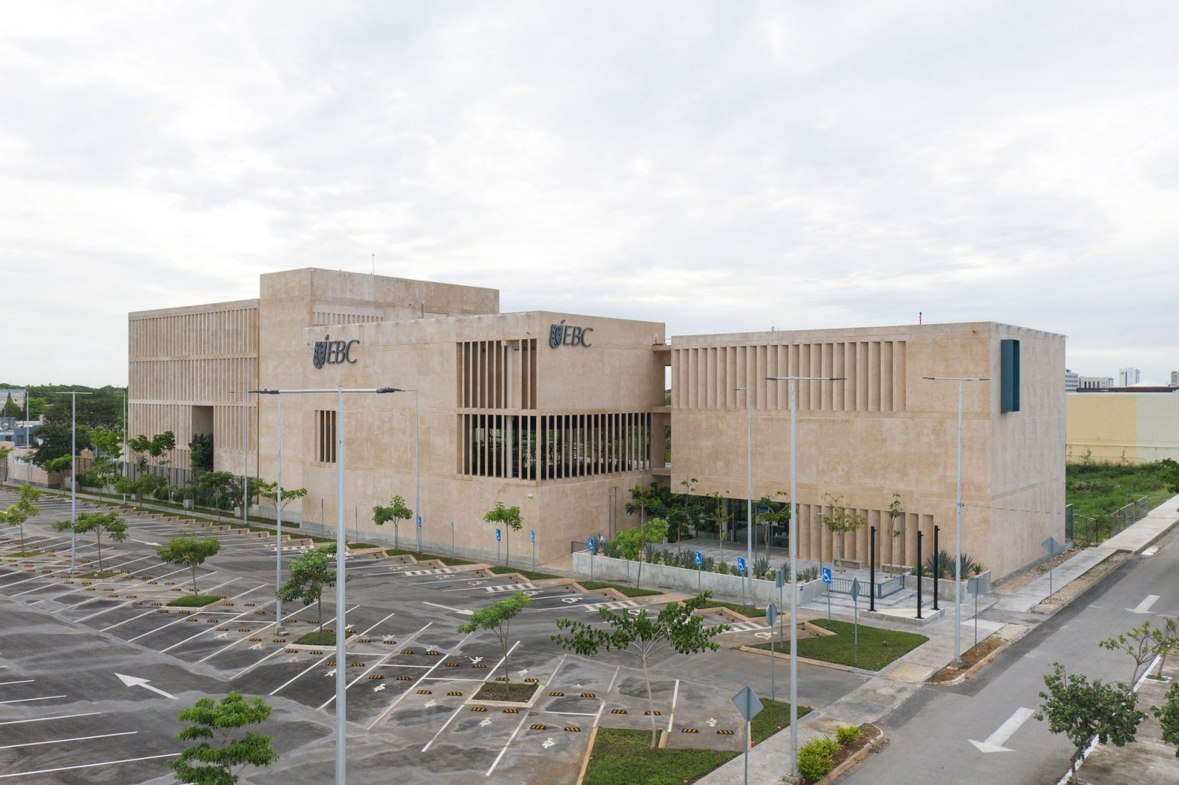 Escuela Bancaria y Comercial, EBC Campus Mérida por IUA Ignacio Urquiza Arquitectos. Fotografía por Estudio Urquiza (Ignacio Urquiza).
