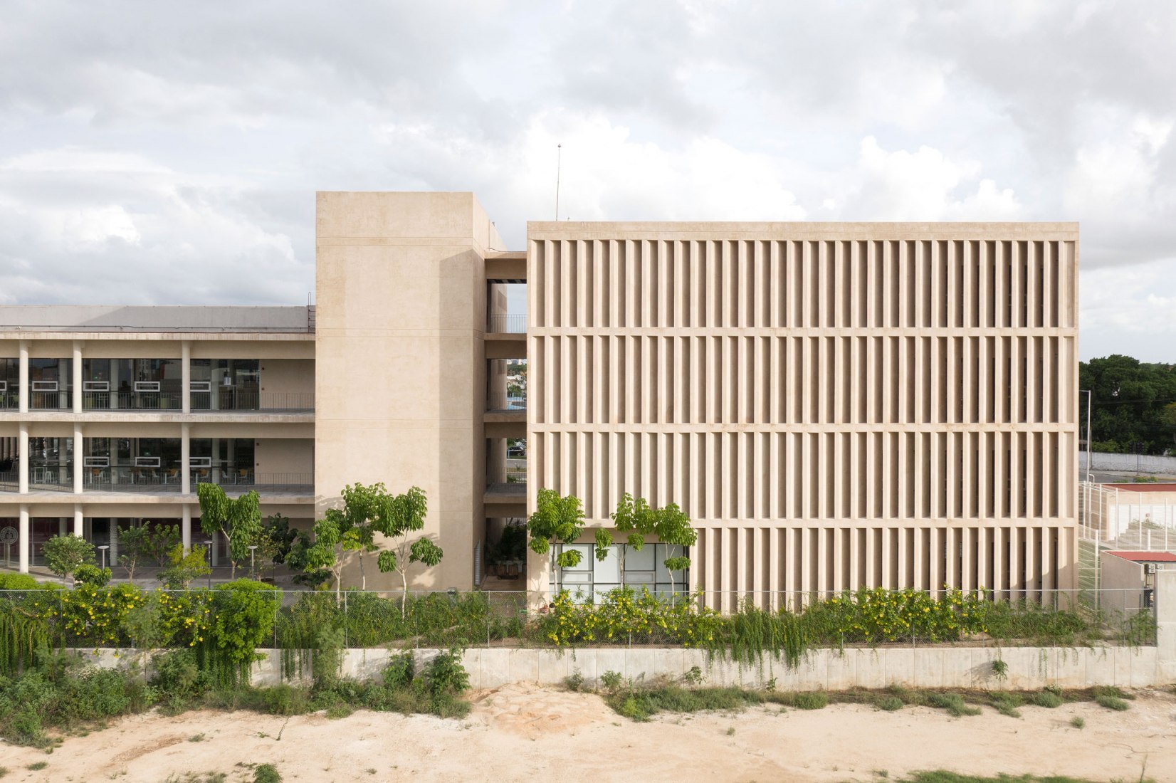 Escuela Bancaria y Comercial, EBC Campus Mérida por IUA Ignacio Urquiza Arquitectos. Fotografía por Estudio Urquiza (Ignacio Urquiza).