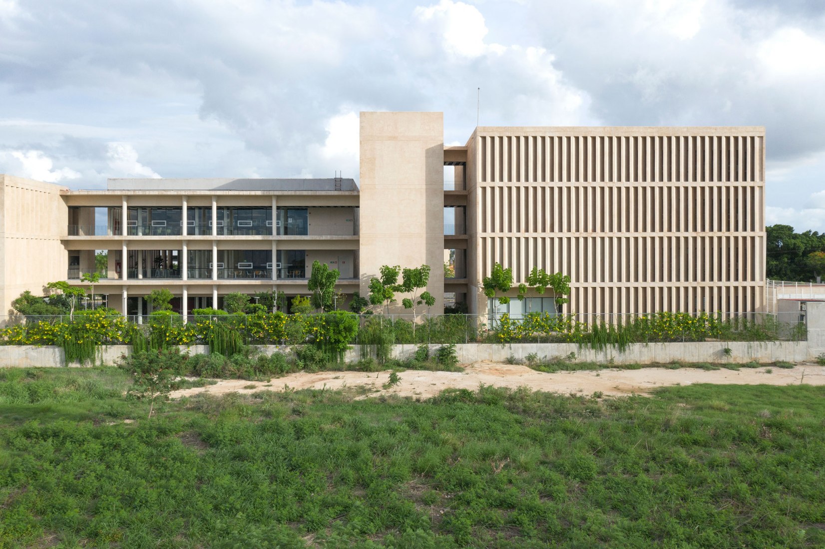 Escuela Bancaria y Comercial, EBC Campus Mérida por IUA Ignacio Urquiza Arquitectos. Fotografía por Estudio Urquiza (Ignacio Urquiza).