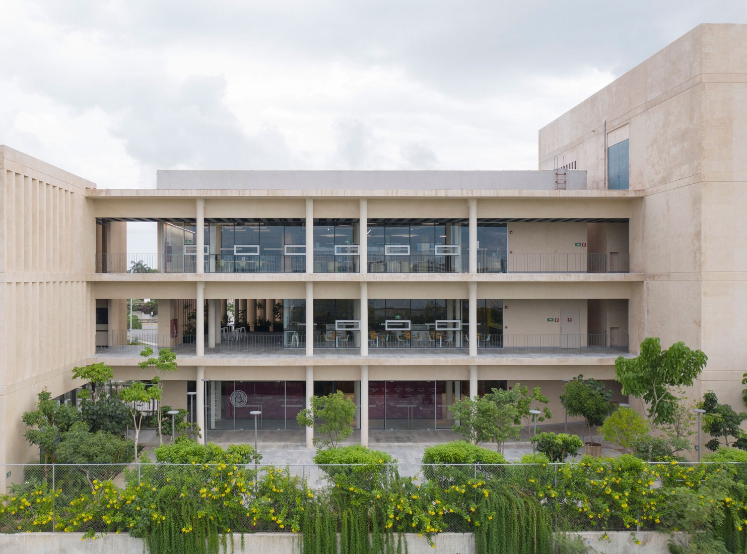 Escuela Bancaria y Comercial, EBC Campus Mérida por IUA Ignacio Urquiza Arquitectos. Fotografía por Estudio Urquiza (Ignacio Urquiza).
