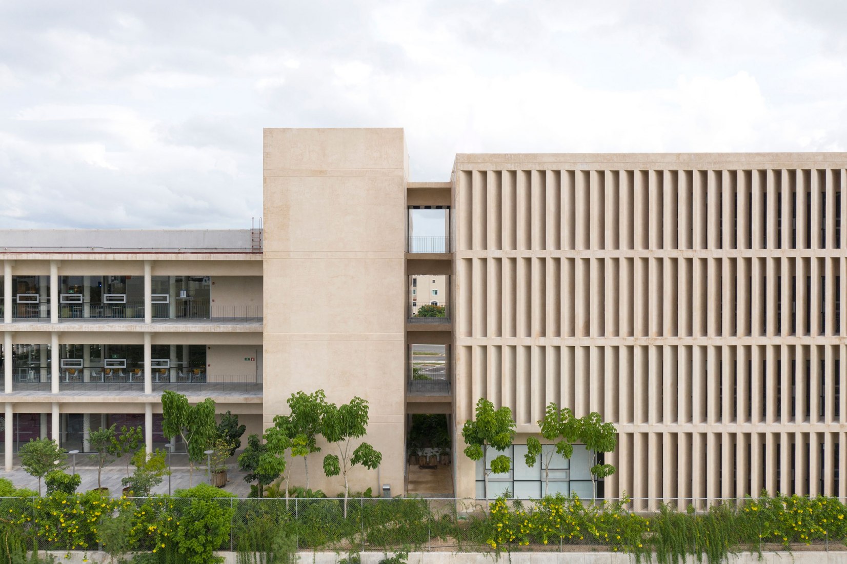 Escuela Bancaria y Comercial, EBC Campus Mérida por IUA Ignacio Urquiza Arquitectos. Fotografía por Estudio Urquiza (Ignacio Urquiza).