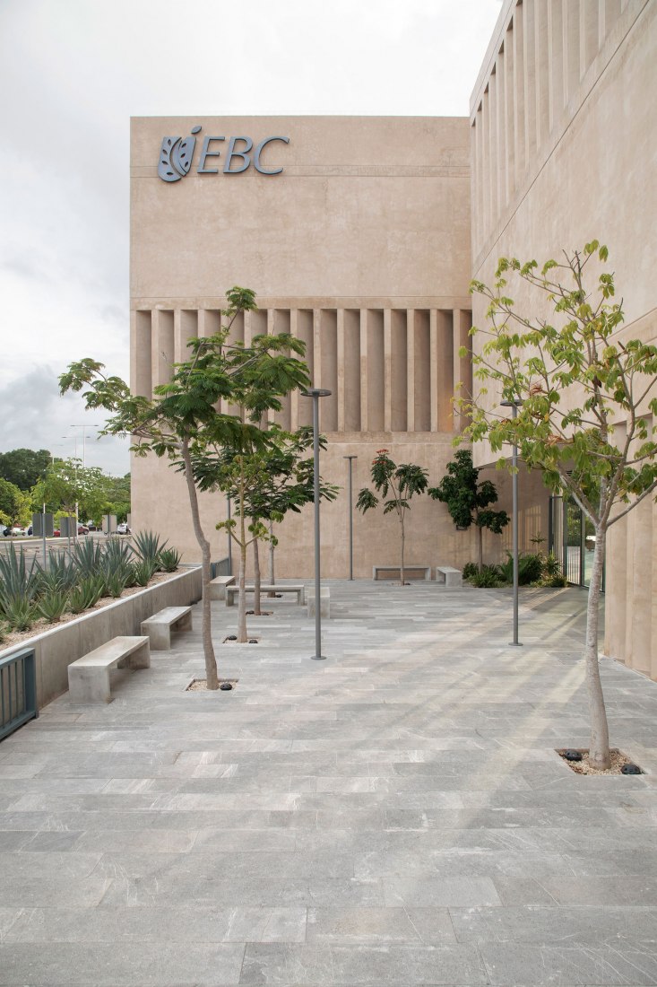 Escuela Bancaria y Comercial, EBC Campus Mérida por IUA Ignacio Urquiza Arquitectos. Fotografía por Estudio Urquiza (Ignacio Urquiza).
