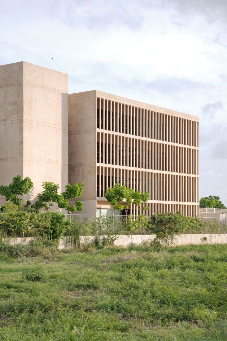 Escuela Bancaria y Comercial, EBC Campus Mérida por IUA Ignacio Urquiza Arquitectos. Fotografía por Estudio Urquiza (Ignacio Urquiza).