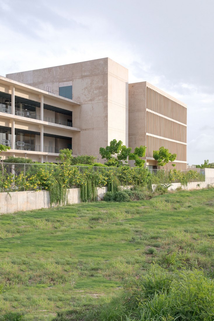 Escuela Bancaria y Comercial, EBC Campus Mérida por IUA Ignacio Urquiza Arquitectos. Fotografía por Estudio Urquiza (Ignacio Urquiza).