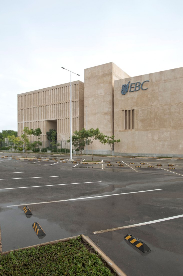 Escuela Bancaria y Comercial, EBC Campus Mérida por IUA Ignacio Urquiza Arquitectos. Fotografía por Estudio Urquiza (Ignacio Urquiza).