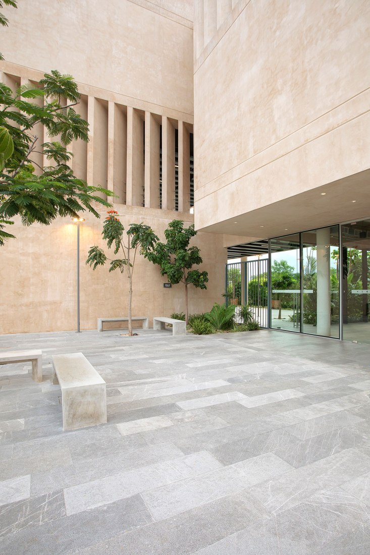 Escuela Bancaria y Comercial, EBC Campus Mérida por IUA Ignacio Urquiza Arquitectos. Fotografía por Estudio Urquiza (Ignacio Urquiza).