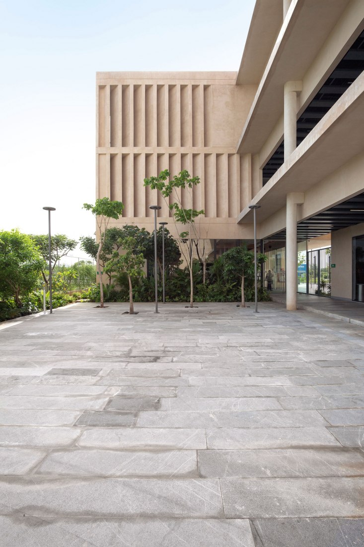 Escuela Bancaria y Comercial, EBC Campus Mérida por IUA Ignacio Urquiza Arquitectos. Fotografía por Estudio Urquiza (Ignacio Urquiza).